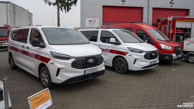 Fot. Kamila Kozioł [Radio Szczecin] Wozy, łodzie i mikrobusy... Nowy sprzęt dla strażaków [ZDJĘCIA]