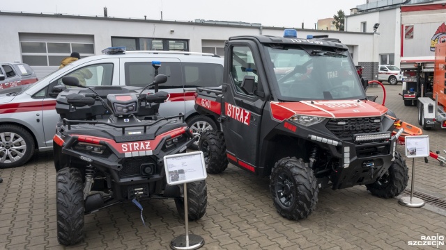 Fot. Kamila Kozioł [Radio Szczecin] Wozy, łodzie i mikrobusy... Nowy sprzęt dla strażaków [ZDJĘCIA]