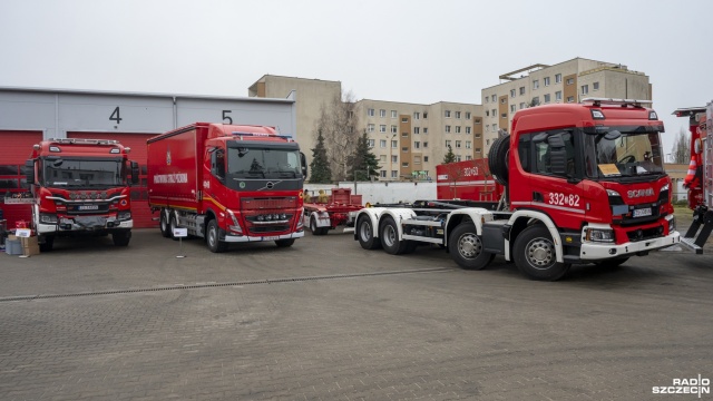 Fot. Kamila Kozioł [Radio Szczecin] Wozy, łodzie i mikrobusy... Nowy sprzęt dla strażaków [ZDJĘCIA]