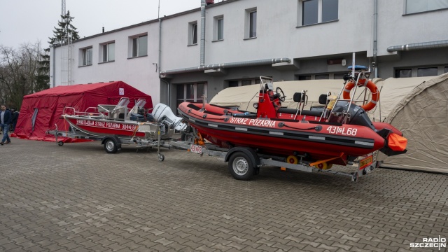 Fot. Kamila Kozioł [Radio Szczecin] Wozy, łodzie i mikrobusy... Nowy sprzęt dla strażaków [ZDJĘCIA]