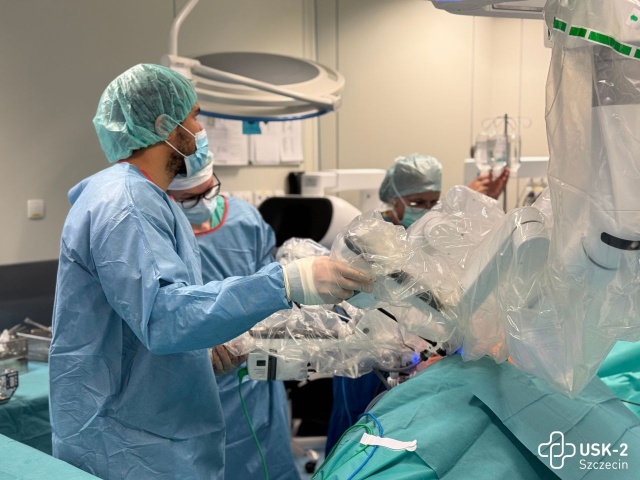 Fot. Mateusz Iżakowski / USK2 PUM w Szczecinie Jeden z najnowocześniejszych robotów na świecie w szczecińskim szpitalu [WIDEO, ZDJĘCIA]