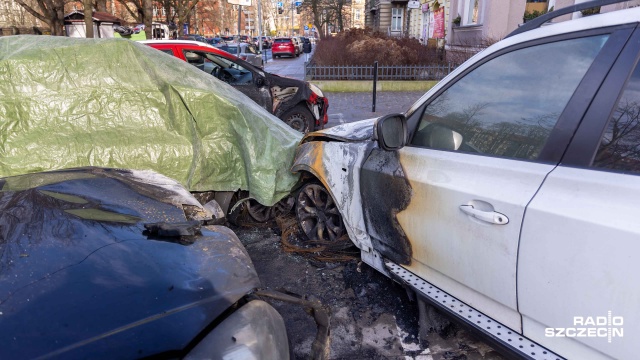 Fot. Robert Stachnik [Radio Szczecin] Nocny pożar aut w Szczecinie, policja wyjaśnia przyczyny [ZDJĘCIA]