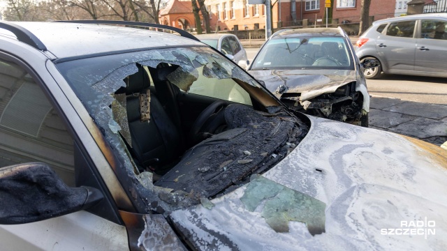 Fot. Robert Stachnik [Radio Szczecin] Nocny pożar aut w Szczecinie, policja wyjaśnia przyczyny [ZDJĘCIA]