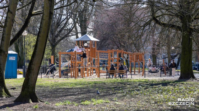 Fot. Robert Stachnik [Radio Szczecin] Najmłodsi ogłosili otwarcie nowego placu zabaw [ZDJĘCIA]