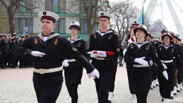 Fot. Przemysław Polanin [Radio Szczecin] Latające czapki oznaczają, że szkołę morską ukończyło kilkudziesięciu absolwentów [ZDJĘCIA]