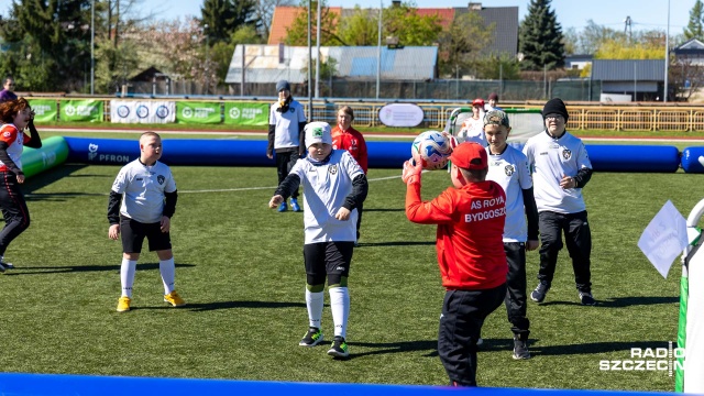 Fot. Robert Stachnik [Radio Szczecin] Turniej Futbol Plus w Przecławiu. "Nie liczymy bramek, integrujemy się" [WIDEO, ZDJĘCIA]