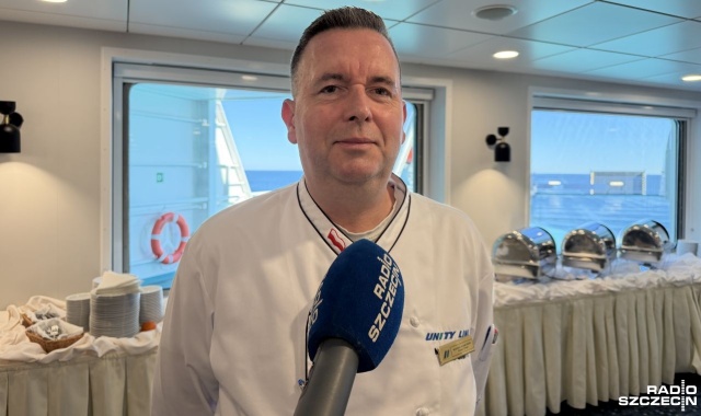Szef kuchni Marek Kamiński. Fot. Julia Nowicka [Radio Szczecin] Rejs promem Jantar Unity. Relacja reporterki Radia Szczecin [ZDJĘCIA]