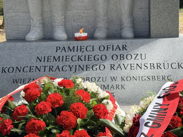 Fot. Weronika Łyczywek [Radio Szczecin] W Chojnie odsłonięto pomnik w hołdzie ofiarom obozu koncentracyjnego [ZDJĘCIA]