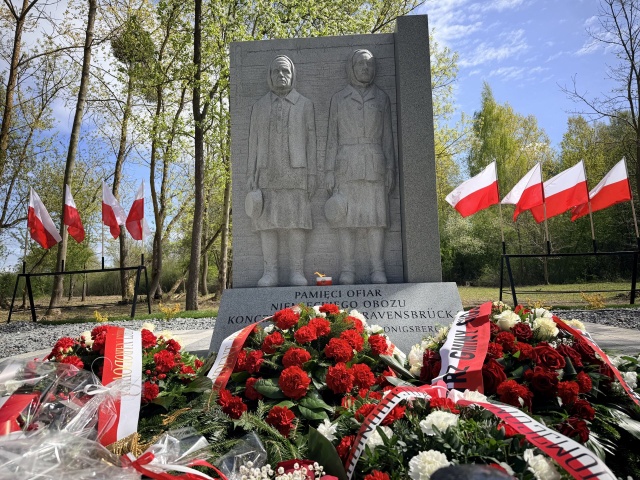 Fot. Weronika Łyczywek [Radio Szczecin] W Chojnie odsłonięto pomnik w hołdzie ofiarom obozu koncentracyjnego [ZDJĘCIA]