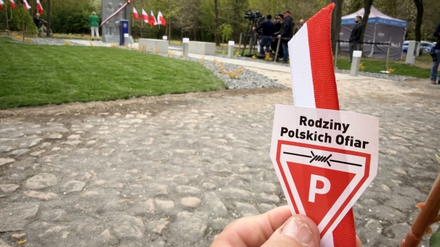 Fot. Weronika Łyczywek [Radio Szczecin] W Chojnie odsłonięto pomnik w hołdzie ofiarom obozu koncentracyjnego [ZDJĘCIA]