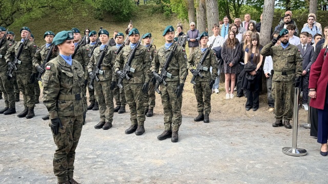 Fot. Weronika Łyczywek [Radio Szczecin] W Chojnie odsłonięto pomnik w hołdzie ofiarom obozu koncentracyjnego [ZDJĘCIA]