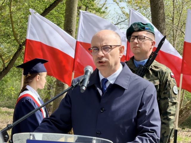 Zastępca prezesa Instytutu Pamięci Narodowej Mateusz Szpytma Fot. Weronika Łyczywek [Radio Szczecin] W Chojnie odsłonięto pomnik w hołdzie ofiarom obozu koncentracyjnego [ZDJĘCIA]