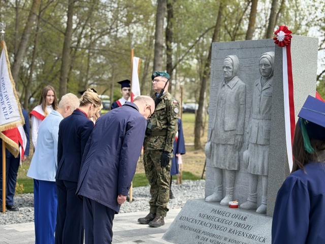 Marta Nawrocka, Pierwsza Dama Fot. Weronika Łyczywek [Radio Szczecin] W Chojnie odsłonięto pomnik w hołdzie ofiarom obozu koncentracyjnego [ZDJĘCIA]