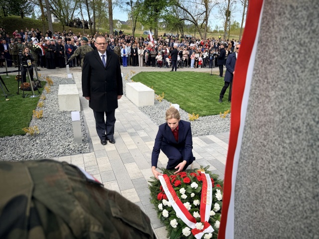 Marta Nawrocka, Pierwsza Dama Fot. Weronika Łyczywek [Radio Szczecin] W Chojnie odsłonięto pomnik w hołdzie ofiarom obozu koncentracyjnego [ZDJĘCIA]