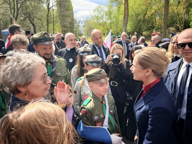 Marta Nawrocka, Pierwsza Dama Fot. Weronika Łyczywek [Radio Szczecin] W Chojnie odsłonięto pomnik w hołdzie ofiarom obozu koncentracyjnego [ZDJĘCIA]
