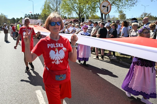 Fot. PAP/Marcin Bielecki "Serce Polski bije w Bornem Sulinowie". Flaga na kilometry [ZDJĘCIA]
