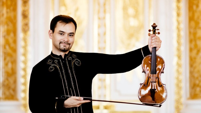 Janusz Wawrowski ze skrzypcami Antonio Stradivariusa z 1685 roku. Fot. Kinga Karpati, Daniel Zarewicz Wirtuozowskie zakończenie 8. Festiwalu Szczecin Classic w Złotej Sali Filharmonii [ZDJĘCIA]