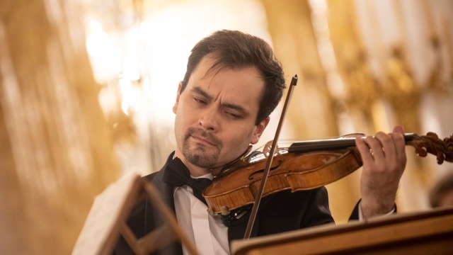 Janusz Wawrowski gra na skrzypcach Antonio Stradivariego zbudowanych w 1685 roku. Fot. Kinga Karpati, Daniel Zarewicz Wirtuozowskie zakończenie 8. Festiwalu Szczecin Classic w Złotej Sali Filharmonii [ZDJĘCIA]