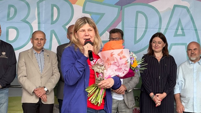 Podczas Dnia Dziecka na Jasnych Błoniach w Szczecinie wręczono nagrodę „Brzdąc 2026” dla osób szczególnie zasłużonych w pracy na rzecz dzieci. Tegoroczną laureatką została Tamara Olszewska-Watracz. Fot. Krzysztof Cichocki [Radio Szczecin] Dzień Dziecka na Jasnych Błoniach. Największa impreza w regionie [WIDEO, ZDJĘCIA]