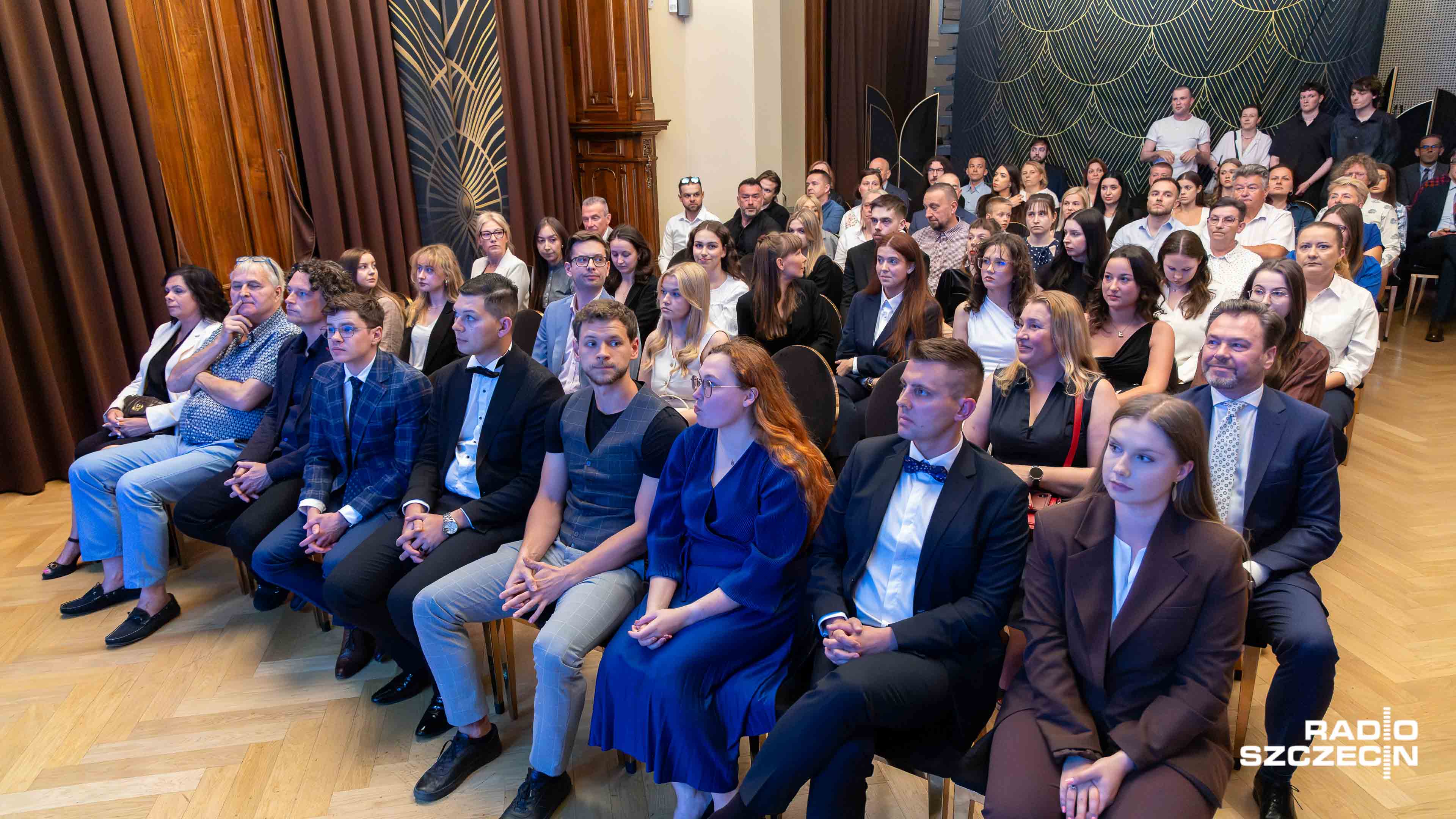 Najzdolniejsi studenci i doktoranci ze szczecińskich uczelni wyróżnieni. Finansowe wsparcie otrzymało 32 młodych naukowców, których działalność badawcza i społeczna realnie wpływa na rozwój miasta, regionu oraz współczesnej nauki.