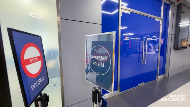 Fot. Robert Stachnik [Radio Szczecin] Pęknięcia na dworcu PKP, pasażerowie narzekają na problemy z kupnem biletów [ZDJĘCIA]