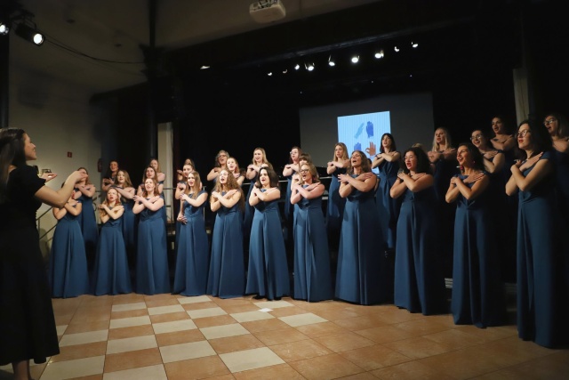 Chór Żeński Politechniki Morskiej w Szczecinie pod dyrekcją Dominiki Mastelarczyk. Fot. Tomasz Rychłowski Chóry z Czech i Polski na 61. Międzynarodowym Festiwalu im. prof. Jana Szyrockiego w Międzyzdrojach [ZDJĘCIA]