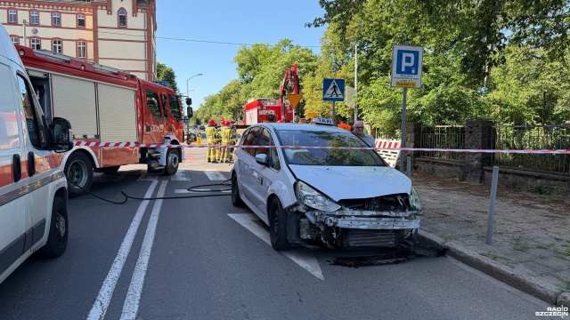 Fot. Wojciech Ochrymiuk [Radio Szczecin] Samochód osobowy wpadł do w wykopu drogowego