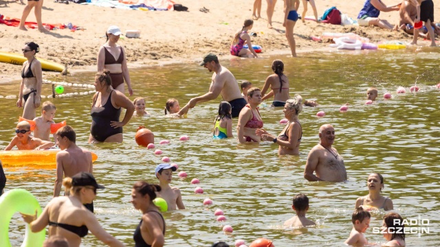 Fot. Robert Stachnik [Radio Szczecin] Oblężona plaża nad jeziorem Głębokie [ZDJĘCIA]