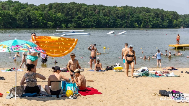 Fot. Robert Stachnik [Radio Szczecin] Oblężona plaża nad jeziorem Głębokie [ZDJĘCIA]