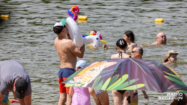 Fot. Robert Stachnik [Radio Szczecin] Oblężona plaża nad jeziorem Głębokie [ZDJĘCIA]
