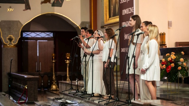 Zespoły Vocal Summit i Voices Of Grace pod dyrekcją Joli Szczepaniak w Sanktuarium Najświętszego Serca Pana Jezusa w Szczecinie. Fot. Weronika Łyczywek [Radio Szczecin] Jola Szczepaniak owacyjnie przyjęta na Festiwalu Grünebergowskim [ZDJĘCIA]