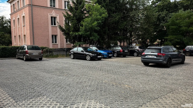 Fot. Wojciech Ochrymiuk [Radio Szczecin] Zamiast błota, jest parking. Mieszkańcy przy Potulickiej wciąż muszą walczyć o miejsce [ZDJĘCIA]