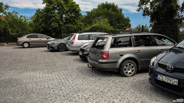 Fot. Wojciech Ochrymiuk [Radio Szczecin] Zamiast błota, jest parking. Mieszkańcy przy Potulickiej wciąż muszą walczyć o miejsce [ZDJĘCIA]