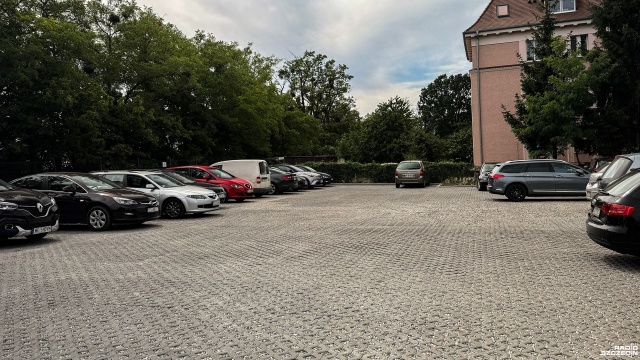 Fot. Wojciech Ochrymiuk [Radio Szczecin] Zamiast błota, jest parking. Mieszkańcy przy Potulickiej wciąż muszą walczyć o miejsce [ZDJĘCIA]