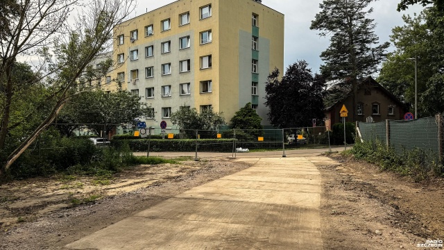 Fot. Wojciech Ochrymiuk [Radio Szczecin] Droga zamiast dzikiego przejazdu przez szczeciński park [ZDJĘCIA]