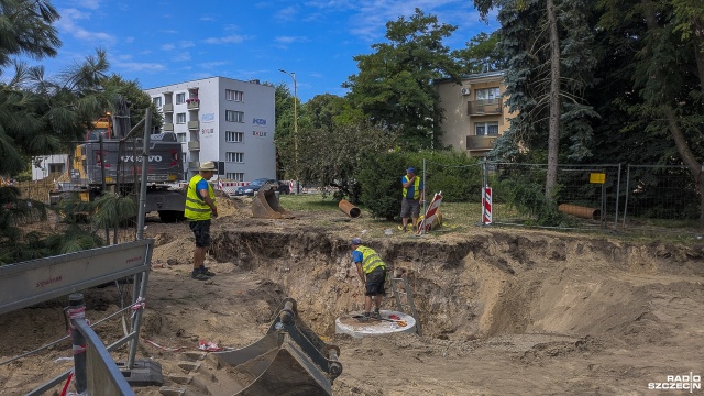 Fot. Maciej Papke [Radio Szczecin] Na ratunek jezioru. Montują przepompownię w Nowogardzie [WIDEO, ZDJĘCIA]