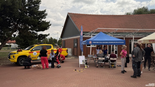 Fot. Wojciech Ochrymiuk [Radio Szczecin] "Bezpieczne Wakacje" dotarły na plażę w Trzebieży [ZDJĘCIA]