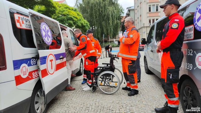 Fot. Przemysław Polanin [Radio Szczecin] Grupa Paramedic pomaga ludziom uwięzionym we własnych domach