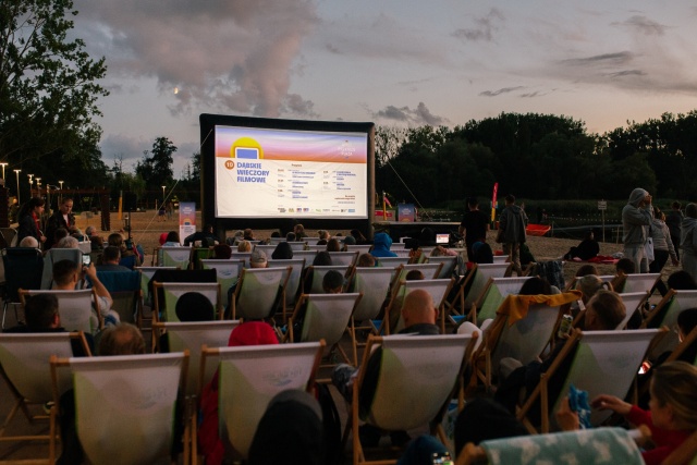 MOK Dąbskie Wieczory Filmowe, fot. Grażyna Iłowiecka Kino, przyjaźń i plaża. Jubileuszowe Dąbskie Wieczory Filmowe.