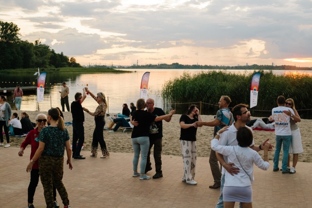 MOK Dąbskie Wieczory Filmowe, fot. Grażyna Iłowiecka Kino, przyjaźń i plaża. Jubileuszowe Dąbskie Wieczory Filmowe.