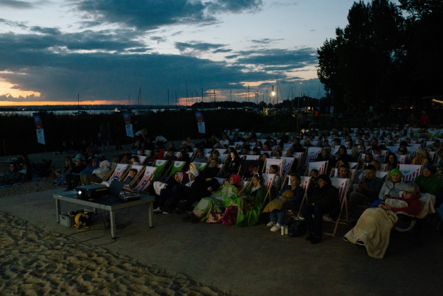 MOK Dąbskie Wieczory Filmowe, fot. Grażyna Iłowiecka Kino, przyjaźń i plaża. Jubileuszowe Dąbskie Wieczory Filmowe.