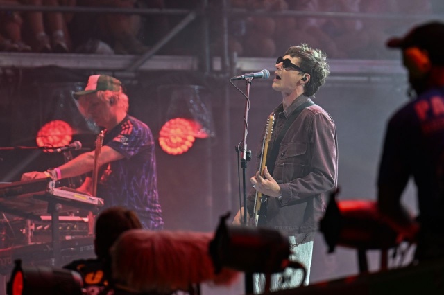 Muzycy Mateusz Parzymięso i Przemysław Myszor podczas koncertu zespołu Myslovitz w ramach 32. Pol'and'Rock Festival na lotnisku Czaplinek-Broczyno w nocy z 30 na 31 bm. Fot. PAP/Marcin Bielecki Drugi dzień Pol'and'Rock w Czaplinku [ZDJĘCIA]