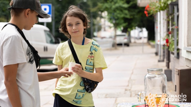 Fot. Robert Stachnik [Radio Szczecin] 13-letni przedsiębiorca otworzył stoisko z lemoniadą [ZDJĘCIA]