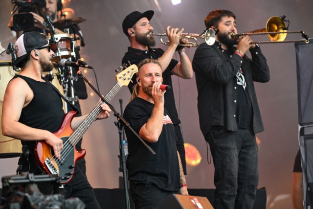 Koncert grupy muzycznej Hel'enine oci na 32. Pol'and'Rock Festivalu na lotnisku Czaplinek-Broczyno. Fot. PAP/Marcin Bielecki Koniec festiwalu Pol'and'Rock w Czaplinku [ZDJĘCIA]