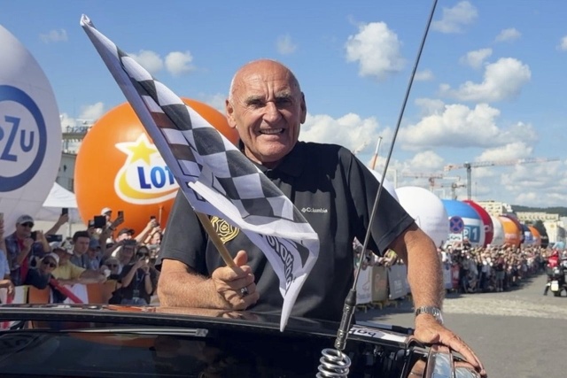 Dyrektor generalny wyścigu Tour de Pologne Czesław Lang i kolarze. Fot. PAP/Adam Warżawa Kolarze na trasie Tour de Pologne. We wtorek wjadą do Szczecina [ZDJĘCIA]