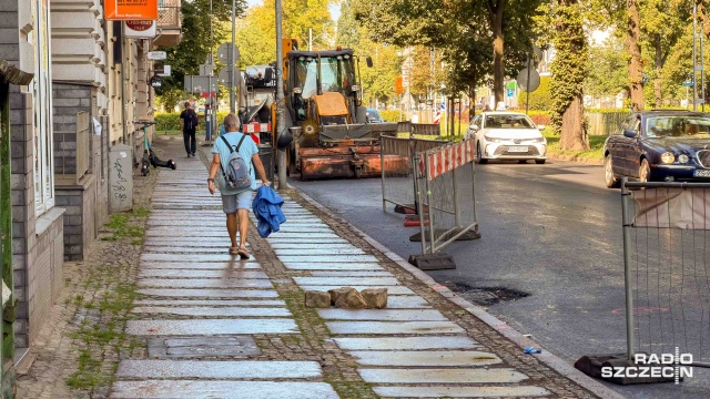 Fot. Robert Stachnik [Radio Szczecin] Chodnik na Piłsudskiego: "kobiety na szpilkach balety odstawiają" [WIDEO, ZDJĘCIA]