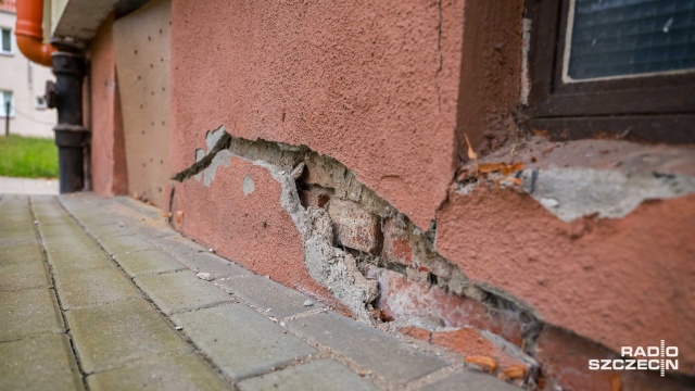 Fot. Robert Stachnik [Radio Szczecin] Pękający budynek przy ul. Hożej w coraz gorszym stanie. Mieszkańcy: nadzór może podjąć decyzję o eksmisji [WIDEO, ZDJĘCIA]