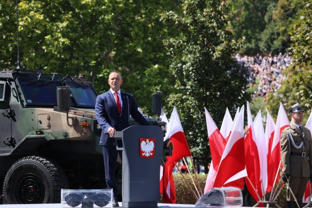 Prezydent RP Karol Nawrocki przemawia przed defiladą wojskową na warszawskiej Wisłostradzie, w ramach obchodów Święta Wojska Polskiego, 15 sierpnia. Tegoroczna defilada wojskowa odbywa się pod hasłem „Polska SAFE - bezpieczna Polska”. Fot. PAP/Leszek Szymański Defilada wojsk na Wisłostradzie. Przemawiali prezydent i wicepremier [ZDJĘCIA]