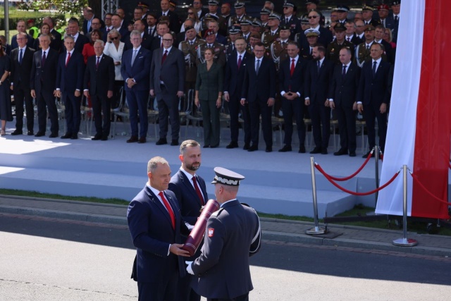 Prezydent RP Karol Nawrocki i wicepremier, minister obrony narodowej Władysław Kosiniak-Kamysz podczas wręczenia nominacji na stopnie generalskie i admiralskie przed defiladą wojskową na warszawskiej Wisłostradzie, w ramach obchodów Święta Wojska Polskiego, 15 sierpnia. Fot. PAP/Leszek Szymański Defilada wojsk na Wisłostradzie. Przemawiali prezydent i wicepremier [ZDJĘCIA]