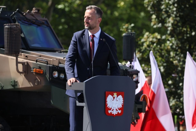 Wicepremier, minister obrony narodowej Władysław Kosiniak-Kamysz przemawia przed defiladą wojskową na warszawskiej Wisłostradzie. Fot. PAP/Leszek Szymański Defilada wojsk na Wisłostradzie. Przemawiali prezydent i wicepremier [ZDJĘCIA]